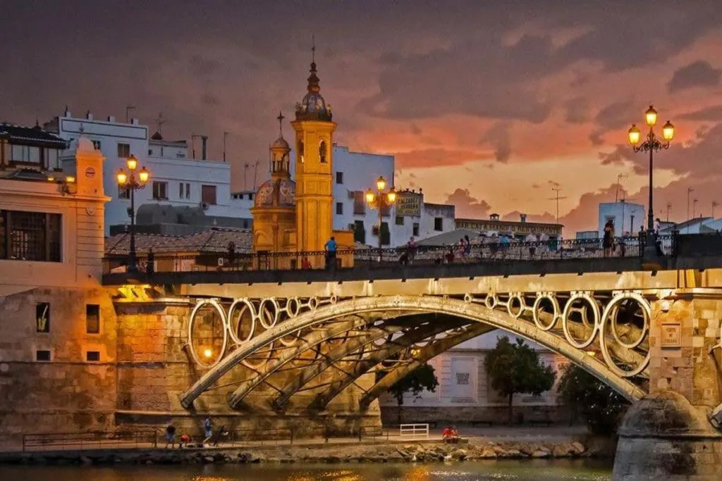 Image 2 of Anfitriones de Glamour – Albor de Sevilla