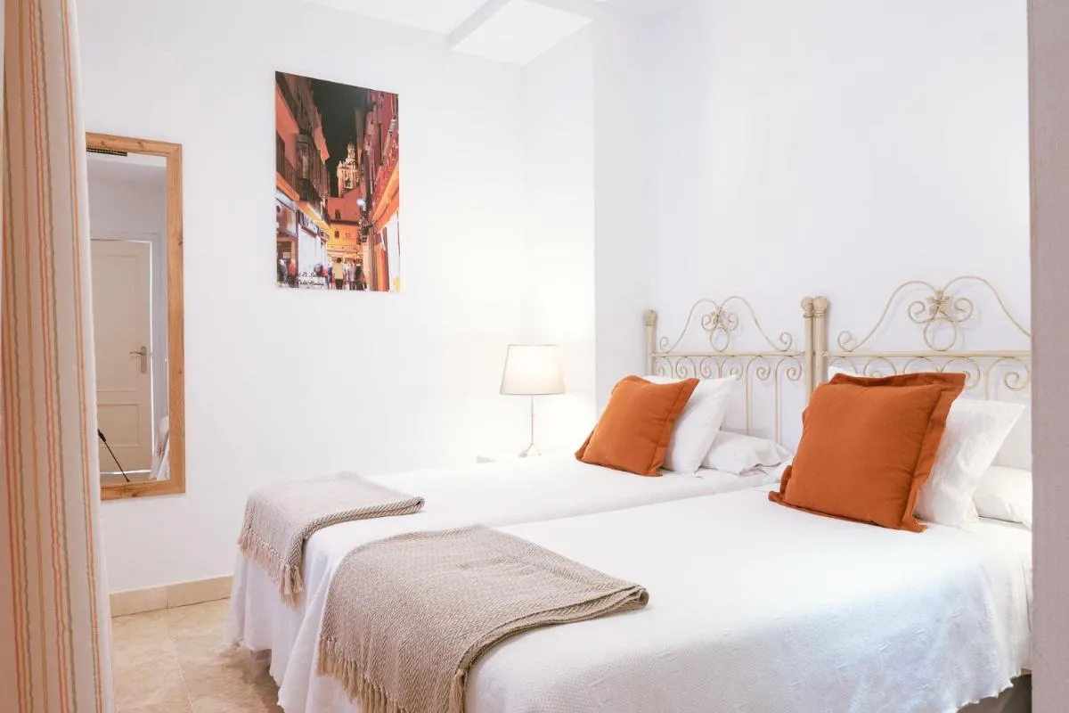 Image 1 of Apartamento con encanto en patio sevillano (203)