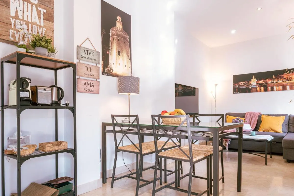 Image 3 of Apartamento con encanto en patio sevillano (203)