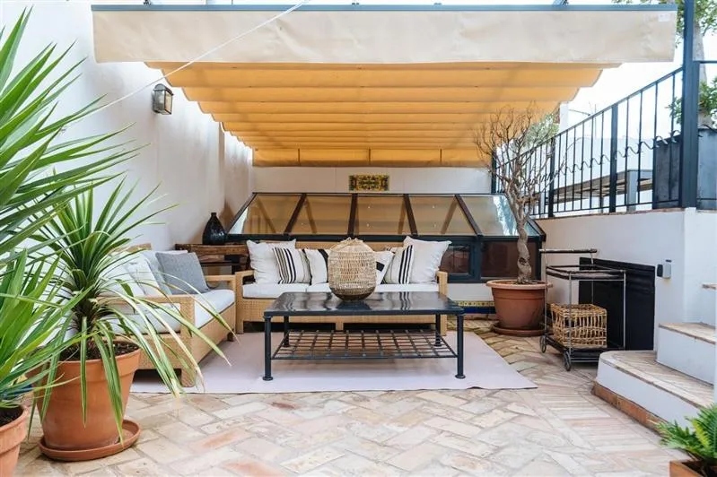 Image 1 of CASA PALACIO SXVIII CON PISCINA en centro histórico de SEVILLA