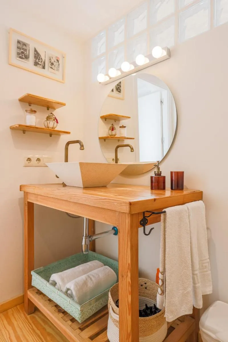 Image 3 of COZY 1BR APT RECENTLY RENOVATED IN CITY CENTRE