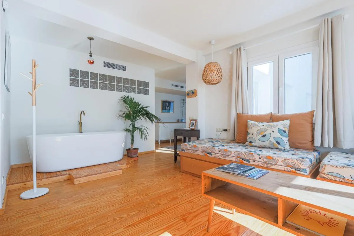 Image 4 of COZY 1BR APT RECENTLY RENOVATED IN CITY CENTRE