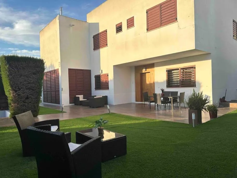 Image of Modern 5-bedroom villa with pool