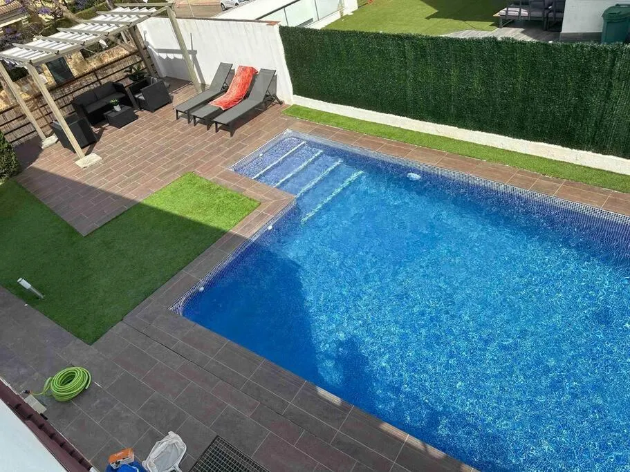 Image 3 of Modern 5-bedroom villa with pool