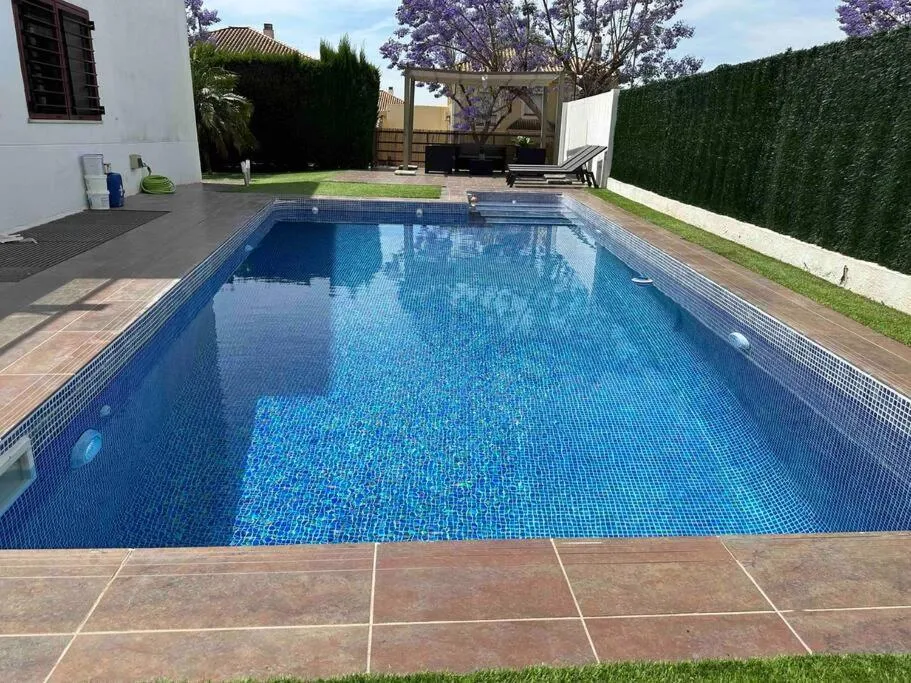 Image 2 of Modern 5-bedroom villa with pool