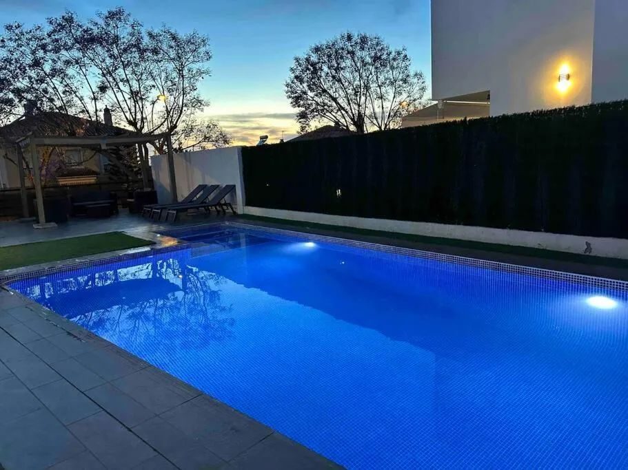 Image 6 of Modern 5-bedroom villa with pool