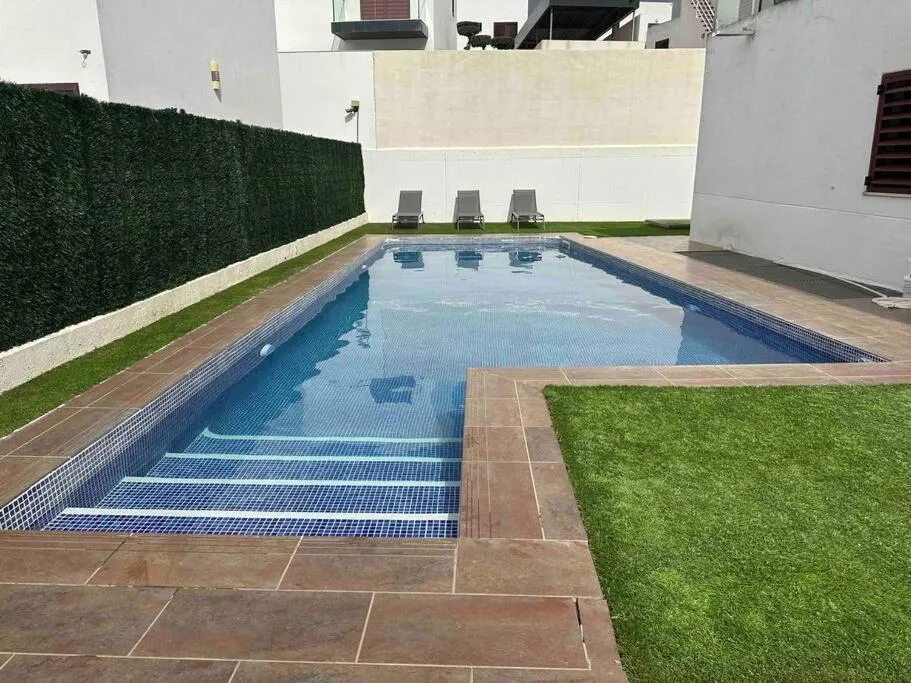 Image 4 of Modern 5-bedroom villa with pool