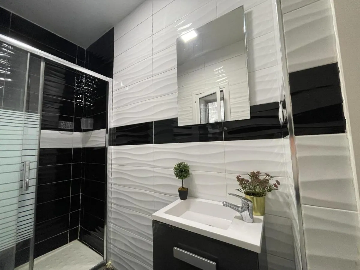 Image 2 of Triana Roomable
