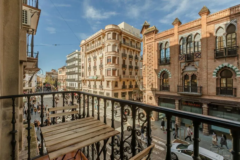 Image of Avanti La Campana, con un balcón que te enamorará del ambiente de Sevilla