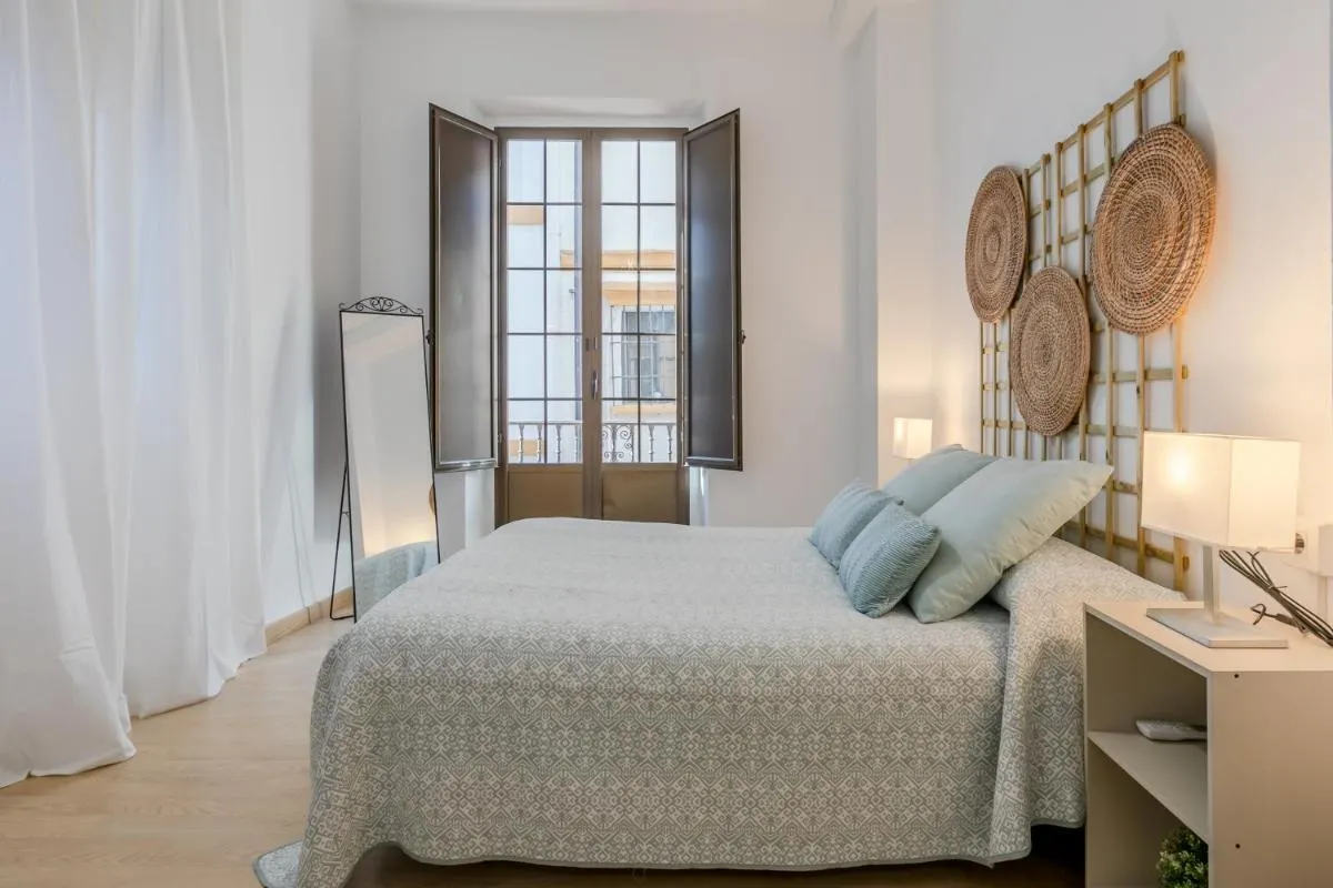 Image 5 of Avanti La Campana, con un balcón que te enamorará del ambiente de Sevilla