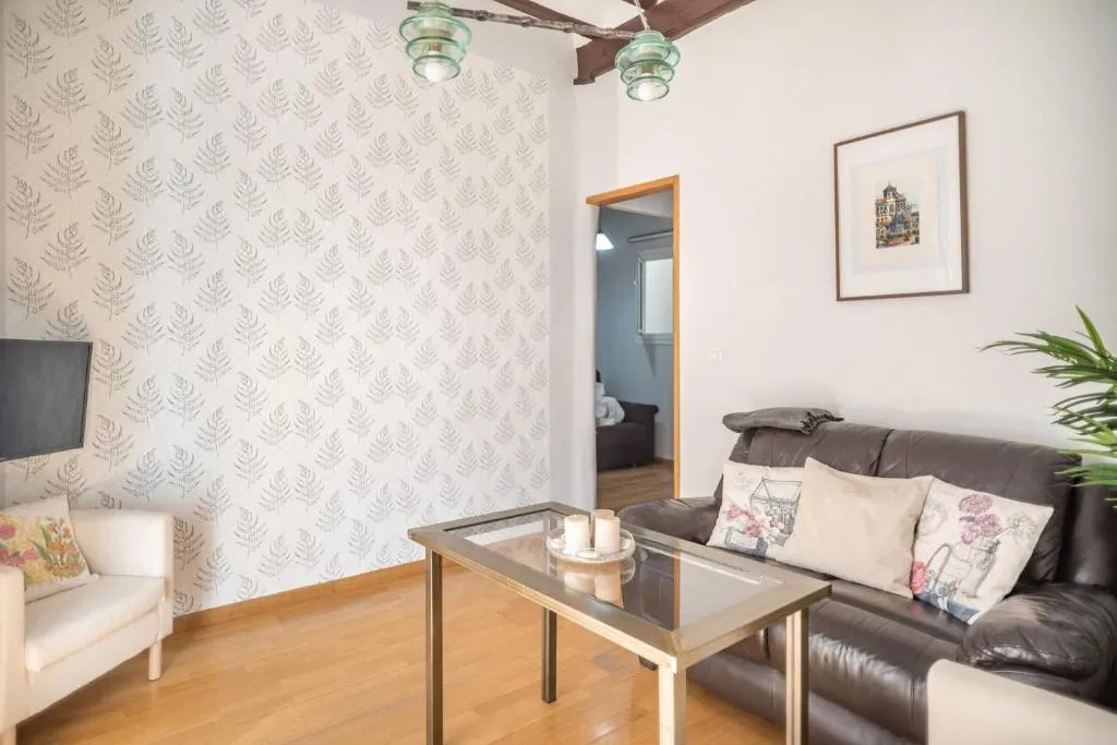Image of Beautiful and bright- 1Bd 1Bth- Center