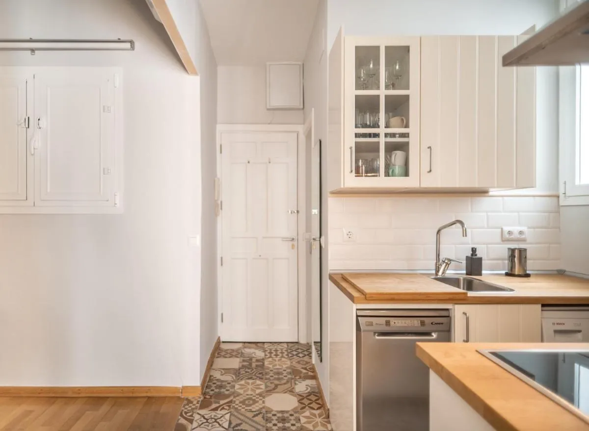 Image 2 of Beautiful and bright- 1Bd 1Bth- Center