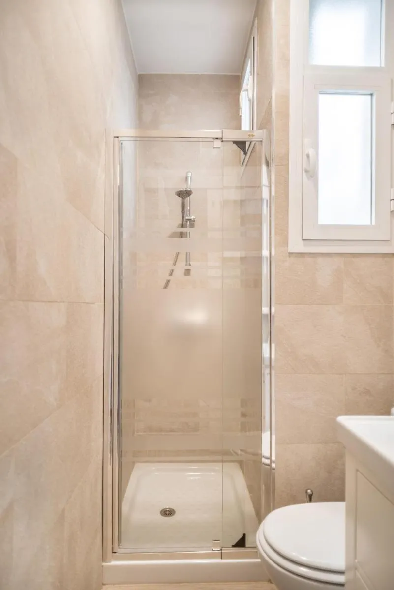Image 3 of Beautiful and bright- 1Bd 1Bth- Center