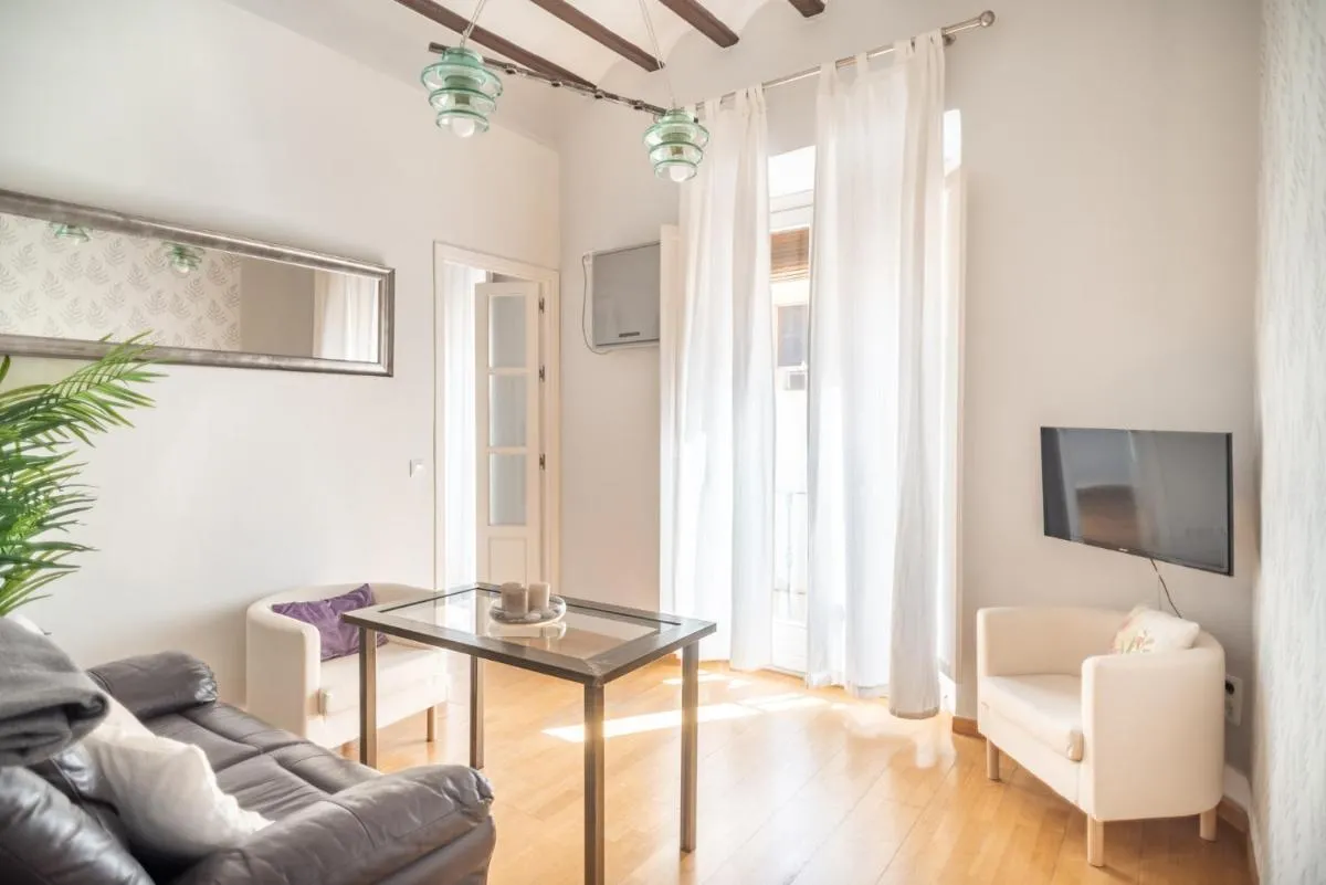 Image 4 of Beautiful and bright- 1Bd 1Bth- Center