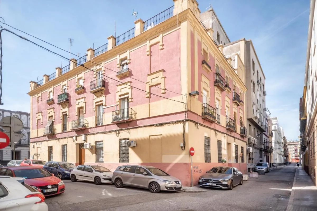 Image 5 of Beautiful and bright- 1Bd 1Bth- Center