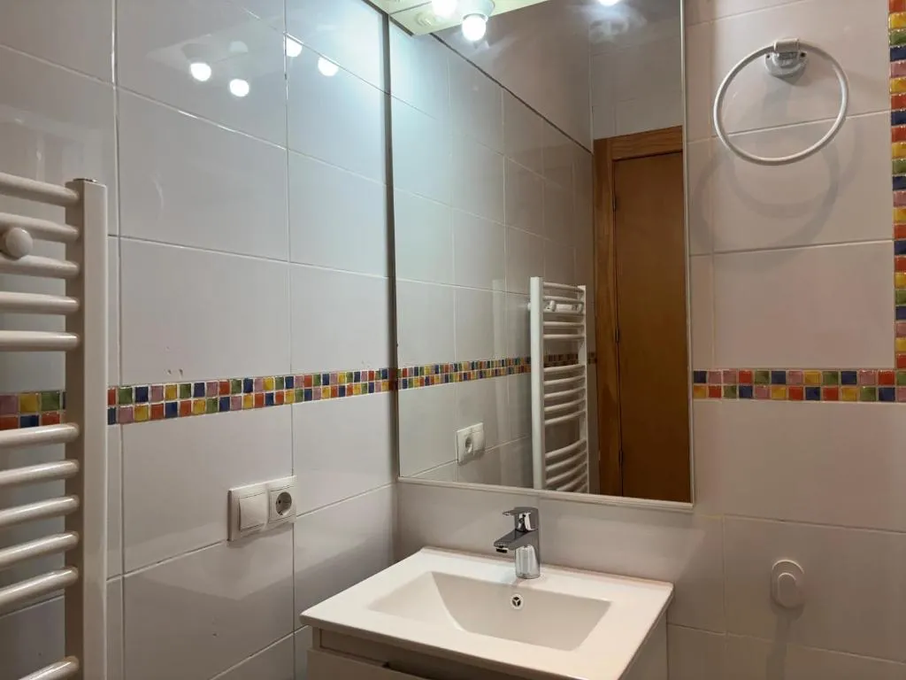 Image of Bonito y muy fresco apartamento en Nervión de dos habitaciones y dos baños
