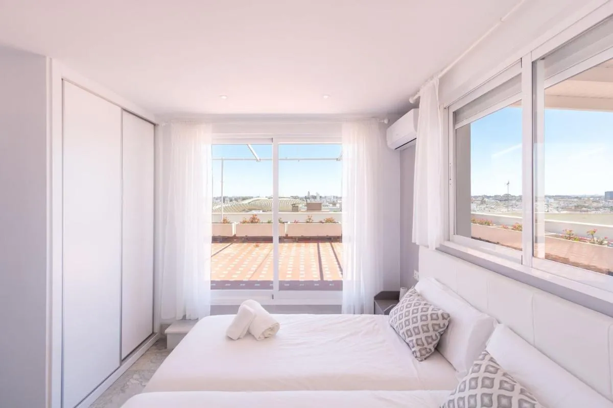 Image 1 of City Center Deluxe Sky View by Valcambre