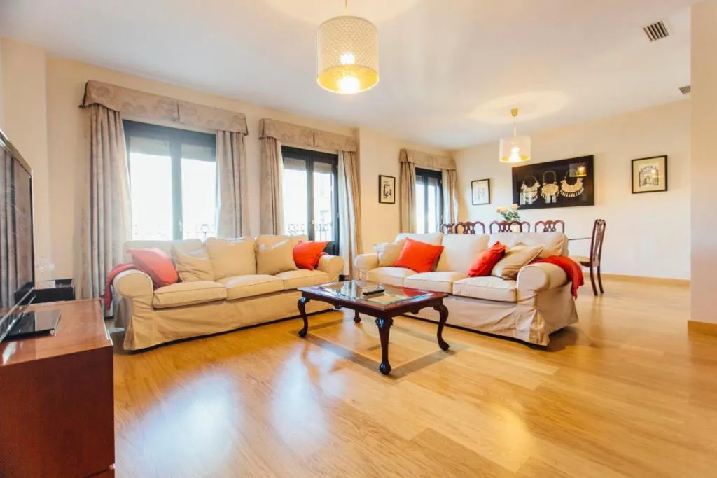 Image of Duplex with terrace- 5Bd 3Bth- Center