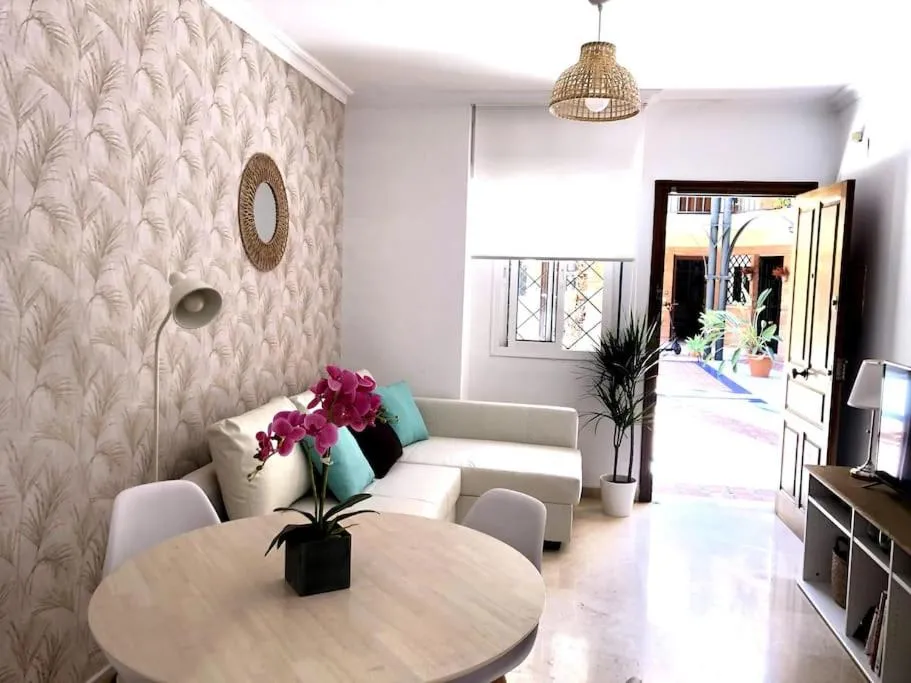 Image of En Patio sevillano Alameda-Isla Magica