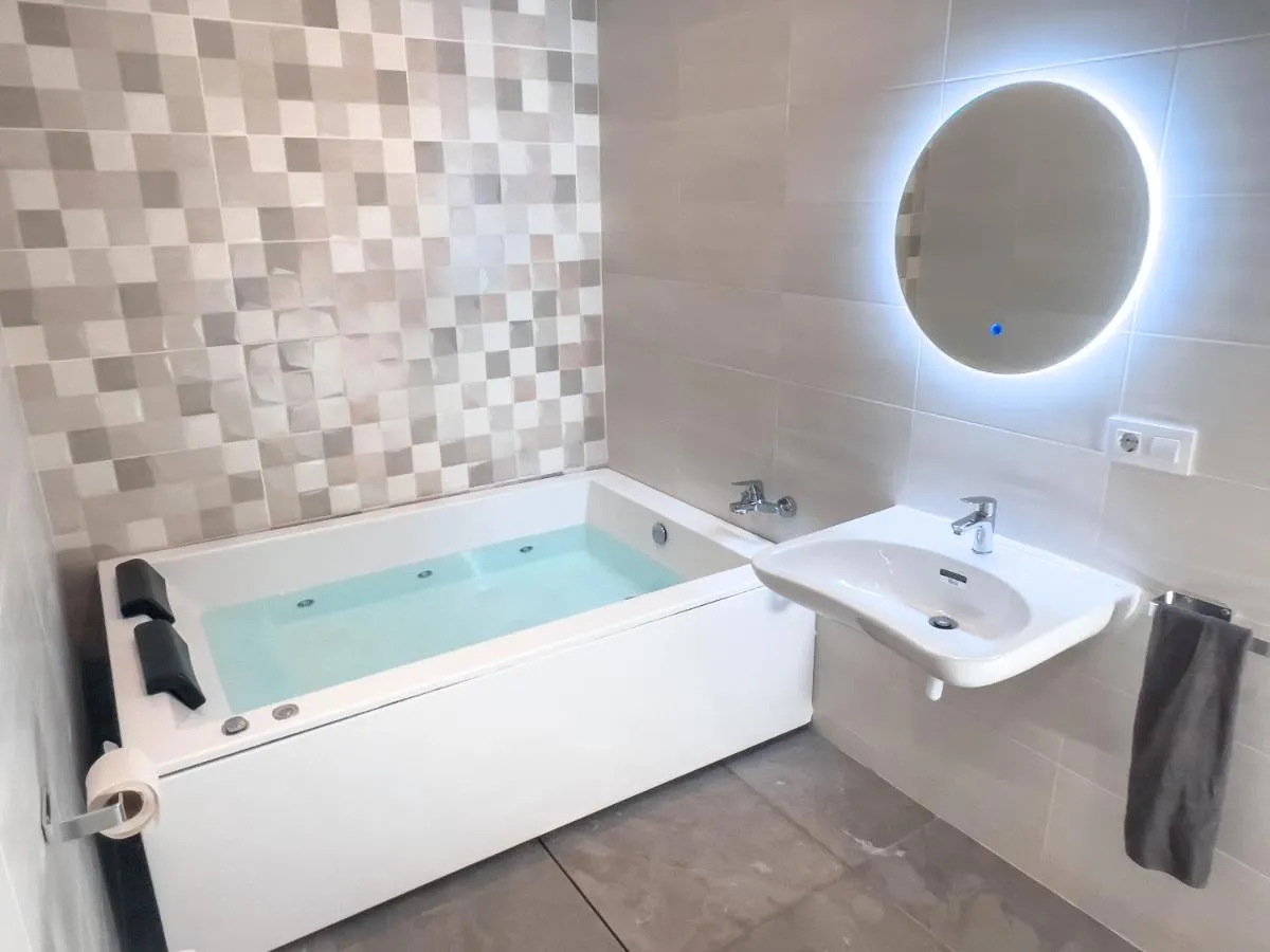 Image 2 of Estudio con Jacuzzi privado en Triana