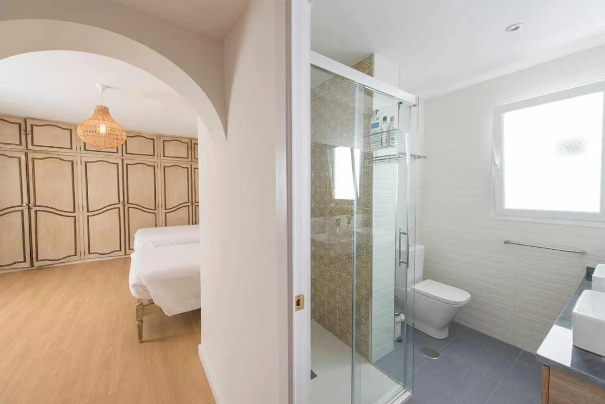 Image 2 of Luxe Castelar 19