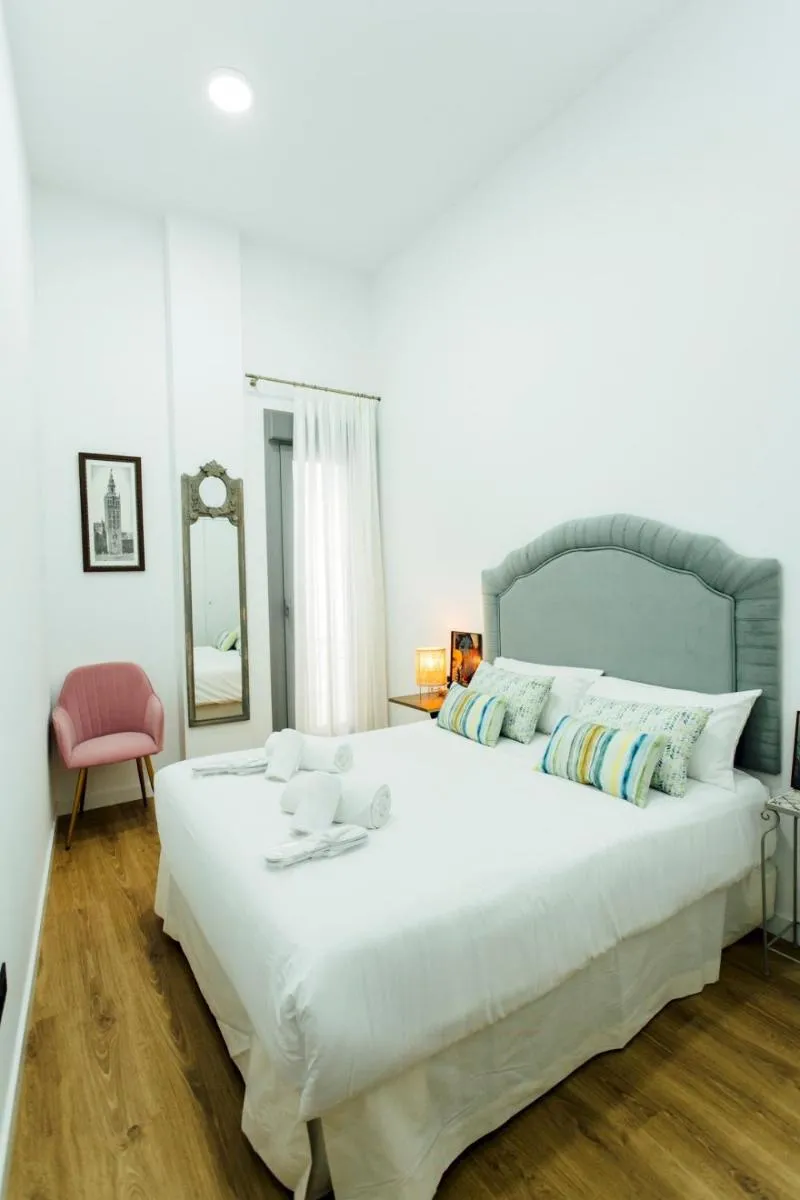 Image 3 of Modern with seasonal swimming pool- 1Bd 1Bth- Goyeneta