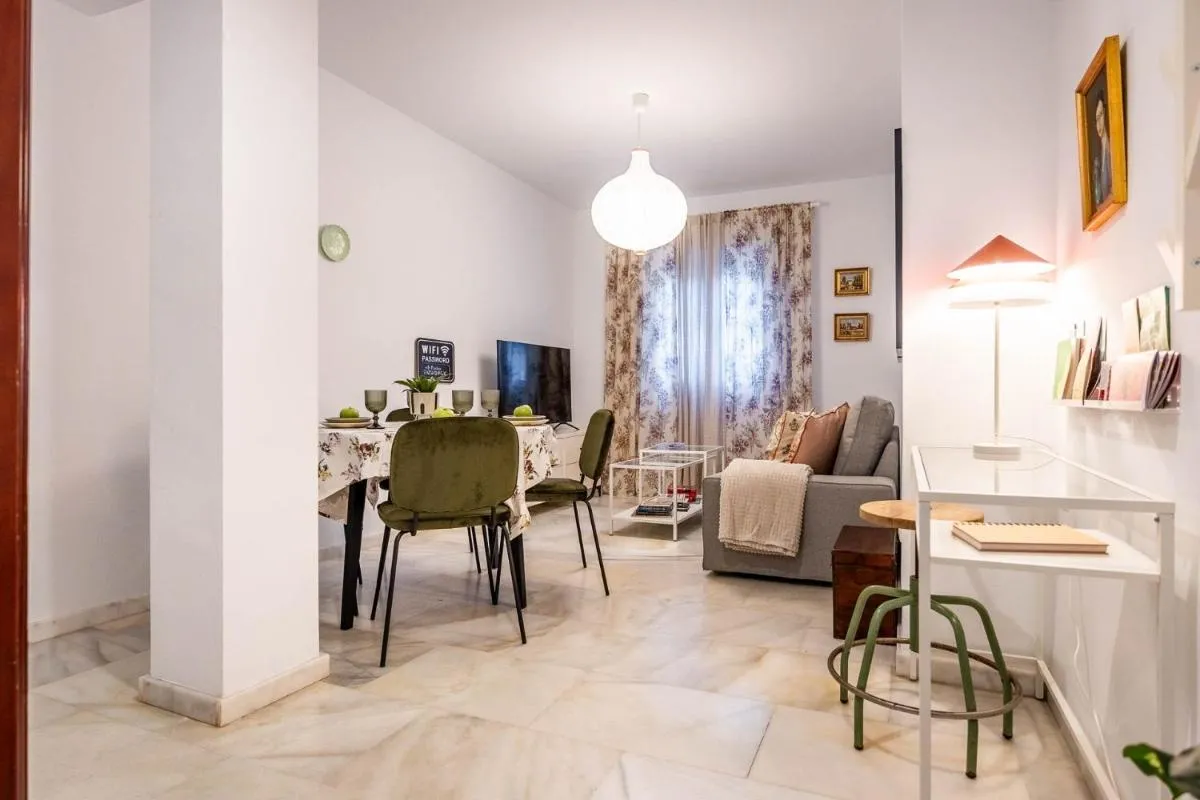 Image 5 of Piso con patio privado y parking Nervión Sevilla