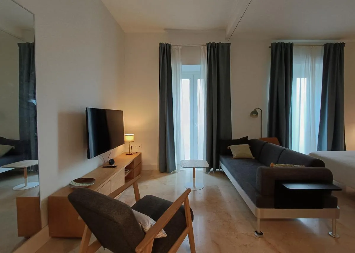 Image 4 of White Suite Alameda