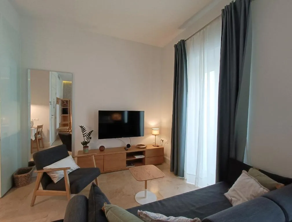 Image of White Suite Alameda